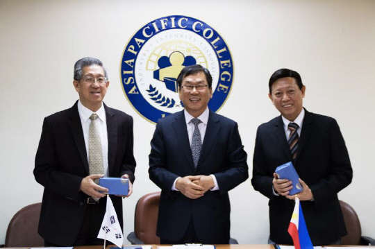 14일 필리핀 아시아태평양대학에서 이상홍 정보통신기술진흥센터장(가운데)와 APC 폴리노 탄 총장(왼쪽), 내셔널 유니버시티 테오도로 오캄포 총장이 탑싯 활용 및 확산을 위한 업무협약을 체결하고 기념촬영을 하고 있다.  IITP 제공